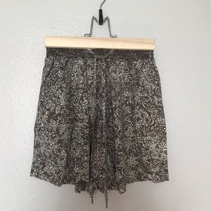 Green and white print soft shorts